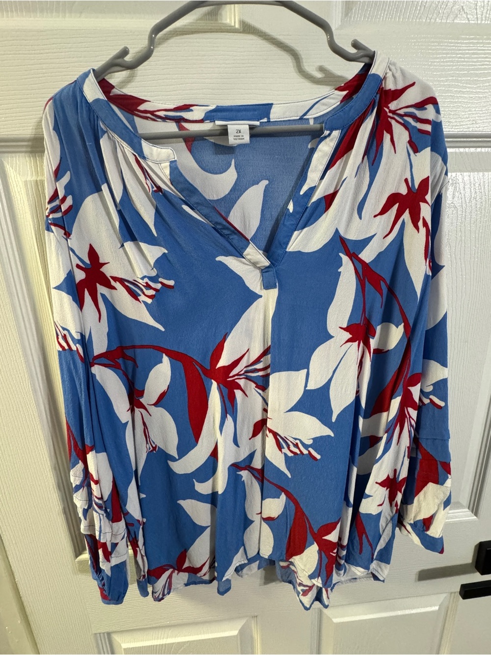 Liz Claiborne Blue Floral V-Neck Tunic with White & Red Accents